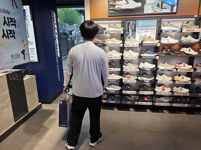 우리 가족 중 고유가 피해지원금의 가장 큰 수혜자는 아들이다. 가장 먼저 여름을 맞아 새 신발을 사달라고 해 수원 남문시장 인근 매장을 찾아 신발을 구매했다. (본인 촬영)
