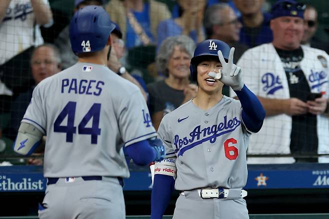 <yonhap photo-2175=""> HOUSTON, TEXAS - MAY 06: Andy Pages #44 of the Los Angeles Dodgers is congratulated by Hyeseong Kim #6 after hitting his second home run of the game in the ninth inning against the Houston Astros at Daikin Park on May 06, 2026 in Houston, Texas. Tim Warner/Getty Images/AFP (Photo by Tim Warner / GETTY IMAGES NORTH AMERICA / Getty Images via AFP)/2026-05-07 07:05:05/ <저작권자 ⓒ 1980~2026 ㈜연합뉴스. 무단 전재 재배포 금지, AI 학습 및 활용 금지></yonhap>