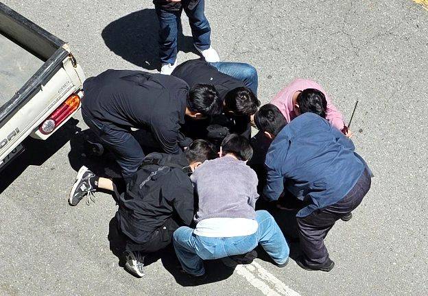 지난 5일 오전 광주 광산구 월계동 한 도로에서 살인 혐의 등을 받는 20대 피의자 장모씨를 경찰이 긴급 체포하고 있다. 연합뉴스