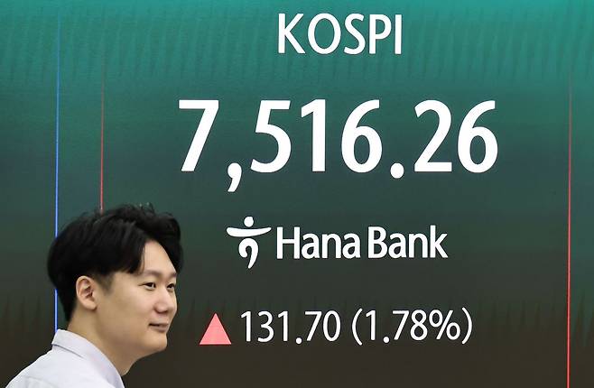 7일 서울 중구 하나은행 딜링룸 현황판에 코스피가 표시되고 있다. 연합뉴스