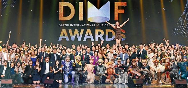 지난해 7월 대구오페라하우스에서 열린 대구국제뮤지컬페스티벌(DIMF) 어워즈에서 참가자들이 단체 사진을 찍고 있다.