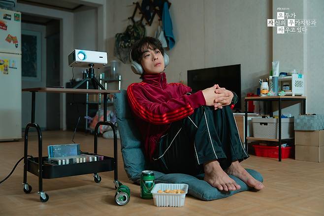 JTBC 드라마 <모두가 자신의 무가치함과 싸우고 있다>에서 황동만 역을 맡은 배우 구교환. JTBC 제공