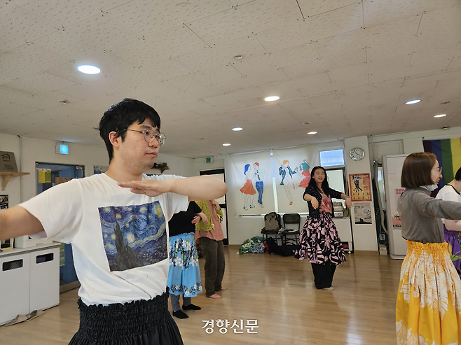 발달장애청년허브 ‘사부작’의 발달장애 청년 ‘나무’가 지난달 16일 서울 마포구 공간 ‘릴라’에서 선샤인아놀드훌라 동아리 활동을 하고 있다. 박채연 기자