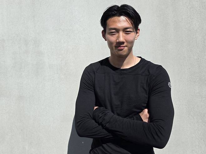 한국 남자축구 국가대표 수비수 이한범이 지난달 덴마크 헤르닝의 미트윌란 훈련장에서 2026 북중미 월드컵에 대한 기대감을 드러내며 미소를 짓고 있다. 헤르닝 | 황민국 기자