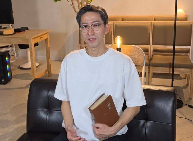 김성재 모두의교회 목사가 3월 말 경기도 수원의 교회에서 성경책을 들고 국민일보와 인터뷰하고 있다. 김 목사는 6일 기자와 한 차례 더 통화하며 기도 콘텐츠에 대해 설명했다.