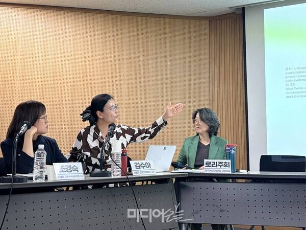 ▲김수아 서울대 언론정보학과 교수(가운데)가 한국여성단체연합 주최로 지난 6일 서울 동작구 서울여성플라자에서 열린 'AI가 가져올 사회변화, 젠더로 묻다' 라운드테이블에서 발표를 하고 있다. 사진=정민경 기자.
