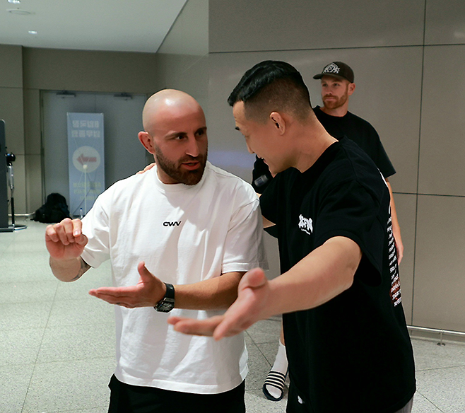 UFC 챔피언 알렉산더 볼카노프스키가 방한했다. Z-Fight Night 04 게스트 파이터 및 세미나 일정을 소화한다. 정찬성의 ZFN은 UFC Fight Pass로 글로벌 생중계된다. 볼카노프스키는 입국 환영 인파에 사인을 해주고 싶어 정찬성의 안내를 받았다. 사진=이교덕 격투기 전문기자