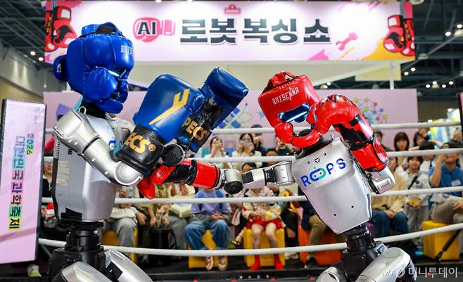 (고양=뉴스1) 이호윤 기자 = 24일 경기도 고양시 일산서구 킨텍스 제1전시장에서 열린 ‘2026 대한민국 과학축제 IN 경기’를 찾은 관람객들이 AI 로봇 복싱쇼를 관람하고 있다. 이번 전시회는 대한민국 과학기술의 과거와 현재, 미래를 아우르는 4대 핵심 테마존(국가R&D존, 미래생활존, 문화·체험존, 소통·나눔존)으로 구성됐다. 2026.4.24/뉴스1 Copyright (C) 뉴스1. All rights reserved. 무단 전재 및 재배포, AI학습 이용 금지. /사진=(고양=뉴스1) 이호윤 기자