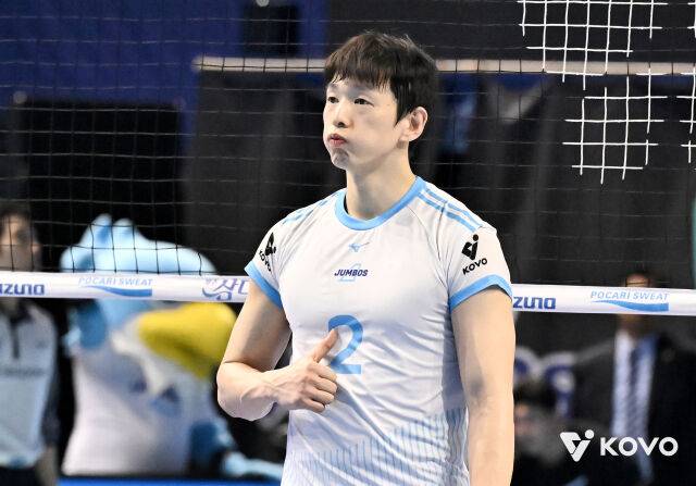 대한항공 한선수가 지난 4월 현대캐피탈과의 경기에서 작전을 지시하고 있다./KOVO 제공