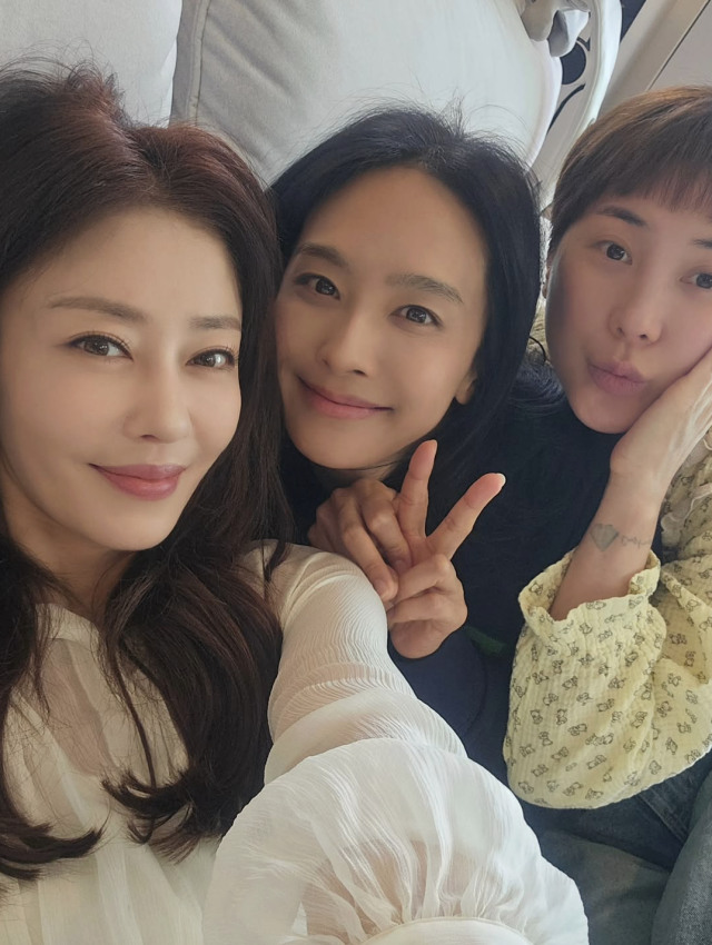 쥬얼리 출신 이지현이 박정아, 서인영과 변함없는 우정을 자랑했다. / 이지현 SNS