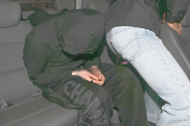 한밤중 광주 도심에서 흉기를 휘둘러 일면식 없는 여고생을 살해하고 남고생을 다치게 한 혐의를 받는 장모씨가 7일 오전 광주 동구 광주지법에서 구속 전 피의자 심문(영장실질심사)을 마친 뒤 경찰 호송 차량에 탑승해 있다. 광주=뉴시스