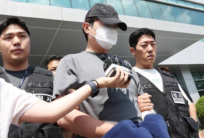 용인 오피스텔 여성 피살사건 피의자 영장실질심사 - 경기 용인 오피스텔 지하 주차장에서 발생한 여성 피살사건의 피의자 A씨가 24일 구속 전 피의자 심문(영장실질심사)에 출석하기 위해 경기도 용인동부경찰서 유치장에서 나오고 있다. 2025.8.24 연합뉴스