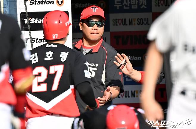 19일 오후 서울 송파구 잠실야구장에서 열린 '2026 신한 SOL Bank KBO리그' KIA 타이거즈와 두산 베어스의 경기, 8회초 2사 1,2루 KIA 이범호 감독이 박민의 1타점 2루타때 득점에 성공한 김호령과 하이파이브를 하고 있다. 엑스포츠뉴스 DB