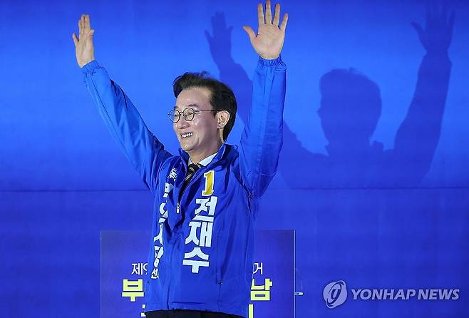 손 흔드는 전재수 (부산=연합뉴스) 손형주 기자 = 4일 오전 부산 동구 부산항국제전시컨벤션센터에서 열린 더불어민주당 제9회 전국동시지방선거 부산·울산·경남 공천자대회에서 전재수 부산시장 후보가 연설에 앞서 손을 흔들고 있다. 2026.5.4 handbrother@yna.co.kr