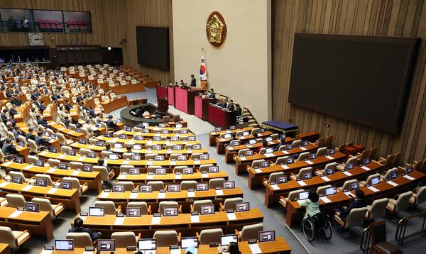 우원식 국회의장이 8일 국회에서 열린 제435회 국회(임시회) 2차 본회의에서 헌법 개정안 표결과 50개 법안 처리와 관련해 국민의힘의 필리버스터 신청으로 안건을 상정하지 않겠다고 밝히고 있다. 2026.5.8 /연합뉴스