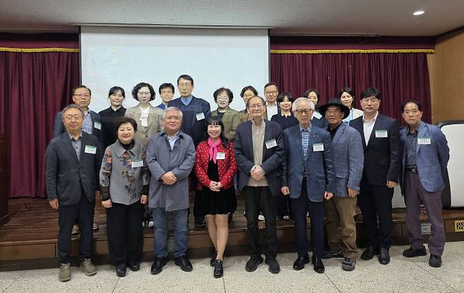 김영수 한국사마천학회 이사장 특강이 끝난후 목민과정 수강생들이 김영수 이사장과 함께 단체사진을 찍고 있다. 사진=다산학당 제공