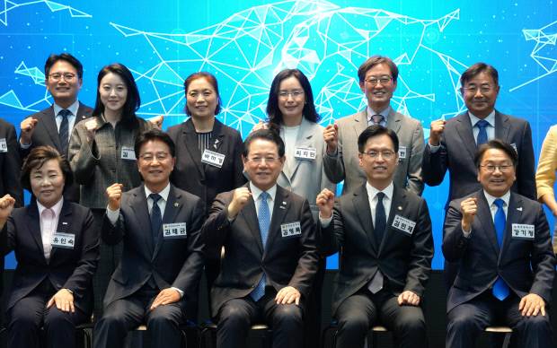 8일 광주 국립아시아문화전당에서 열린 ‘전남광주통합특별시준비위원회 출범식’에서 참석자이 기념촬영을 하고 있다. <전남도 제공>