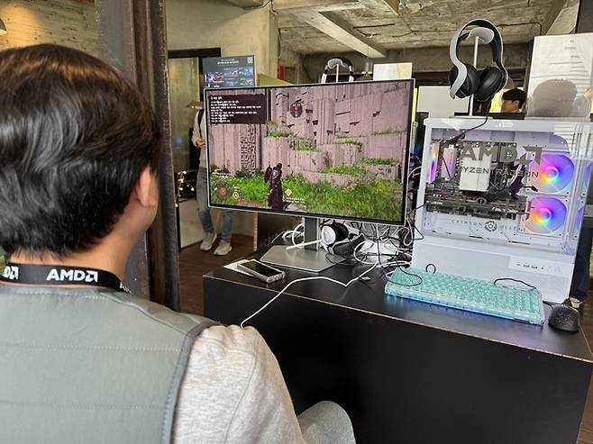 한 이용자가 AMD 팝업 스토어에서 '붉은사막'을 체험하고 있는 모습. / 사진=장민영 기자