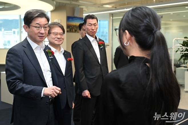 (왼쪽 첫 번째부터)이억원 금융위원장과 강승준 신용보증기금 이사장, 장민영 IBK기업은행장 등이 8일 오후 서울 광진구 신용보증기금 광진지점에서 열린 'NEST AI-Lab' 개소식에 참석하기 앞서 사무실을 살펴보며 관계자의 설명을 경청하고 있다. 사진=강민석 기자