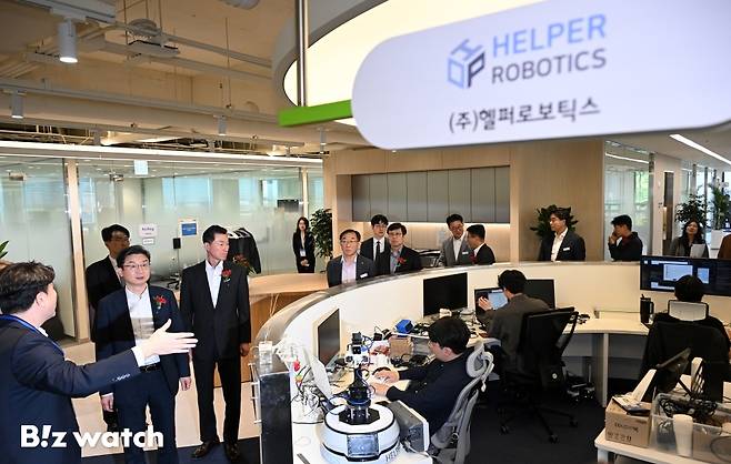이억원 금융위원장이 8일 서울 광나루로 신용보증기금 광진지점에서 열린 'NEST AI-Lab 광진 개소식'에 참석해 센터를 둘러보고 있다./사진=이명근 기자 qwe123@