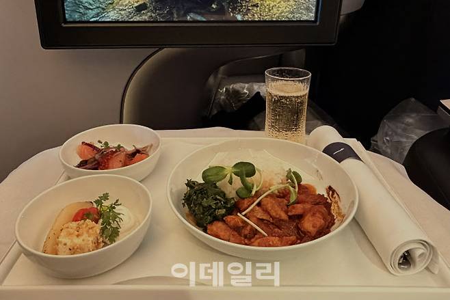핀에어 비즈니스 클래스 ‘에어라운지’ 저녁 메뉴 ‘고추장 양념 돼지고기’ (사진=이민하 기자)