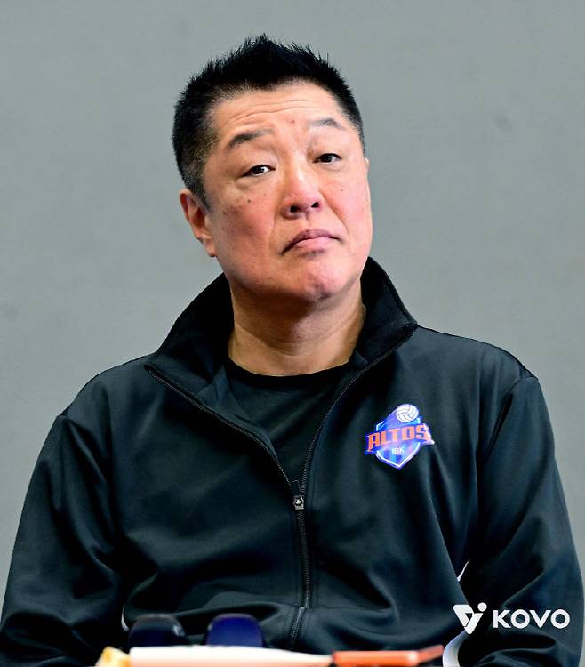 IBK기업은행 지휘봉을 잡은 일본 출신의 마나베 마사요시 감독. 사진=KOVO