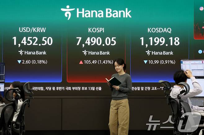 코스피 지수가 사상 최고치로 마감한 7일 오후 서울 중구 하나은행 본점 딜링룸 현황판에 전장대비 105.49포인트(1.43%) 상승한 7,490.05를 나타내고 있다. 2026.5.7 ⓒ 뉴스1 이광호 기자