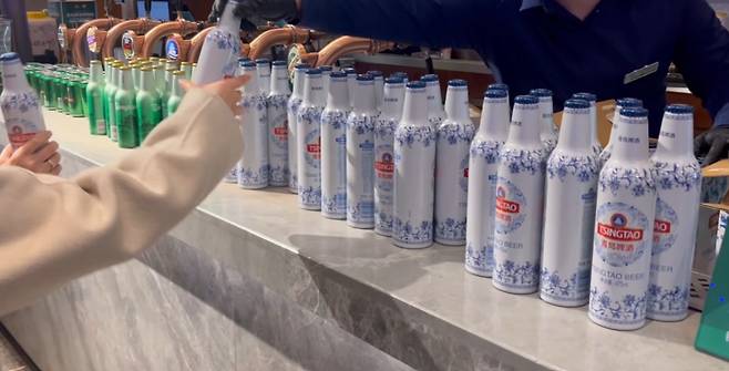 칭따오 맥주박물관에서 방문객들에게 시음용 맥주를 제공하는 모습. ⓒ 뉴스1 배지윤 기자