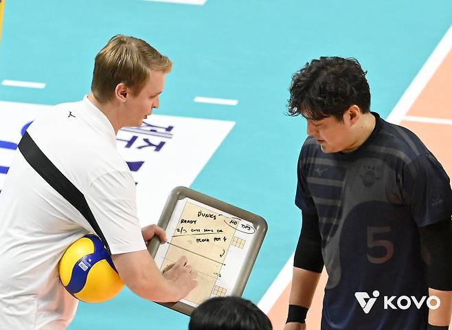대한항공 시절 한솥밥을 먹었던 틸리카이넨 감독과 유광우. (KOVO 제공)
