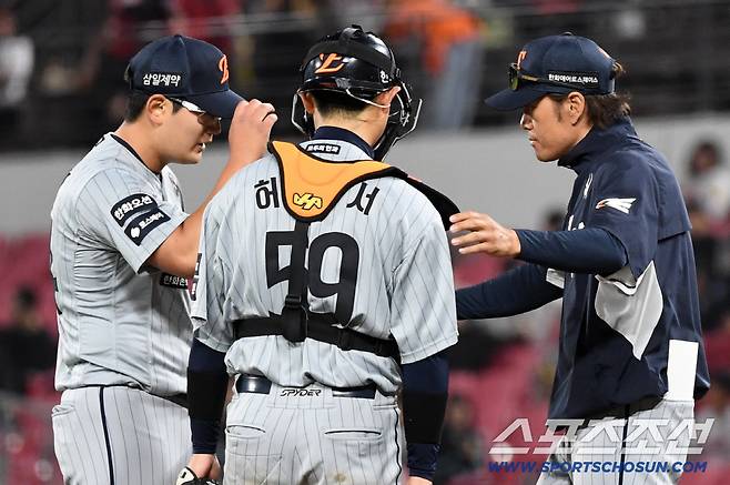 7일 광주 기아챔피언스필드에서 열린 KIA와 한화의 경기. 한화 박승민 코치 김서현, 허인서를 격려하고 있다. 광주=박재만 기자 pjm@sportschosun.com/2026.05.07/