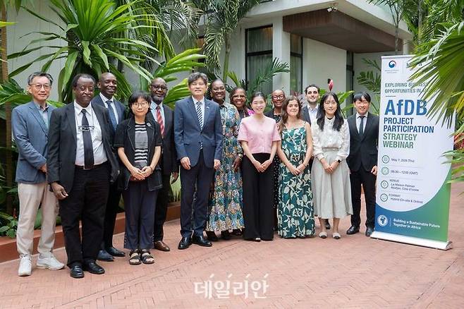 대한무역투자진흥공사(KOTRA)는 7일 재정경제부, 아프리카개발은행(AfDB)과 함께 'AfDB 프로젝트 진출 전략 웨비나'를 개최했다.ⓒKOTRA