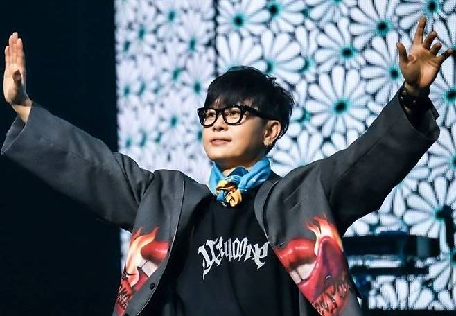 가수 이승환이 '정치적 선동 금지' 서약을 받아들이지 않자 콘서트를 이틀 앞두고 공연장 대관을 취소한 구미시와 김장호 구미시장을 상대로 제기한 손해배상 소송 1심에서 일부 승소했다. 사진은 가수 이승환. 사진=인스타그램 갈무리, 뉴시스