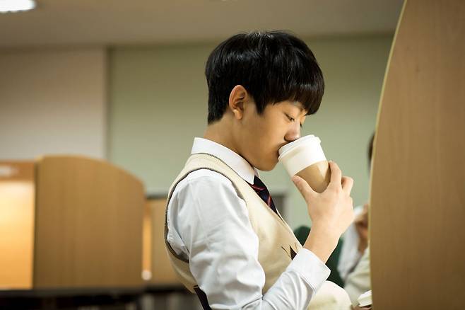커피는 키 성장에 유의미한 영향을 미치지 않지만, 과다 섭취 시 부작용이 나타날 수 있어 주의가 필요하다. /클립아트코리아
