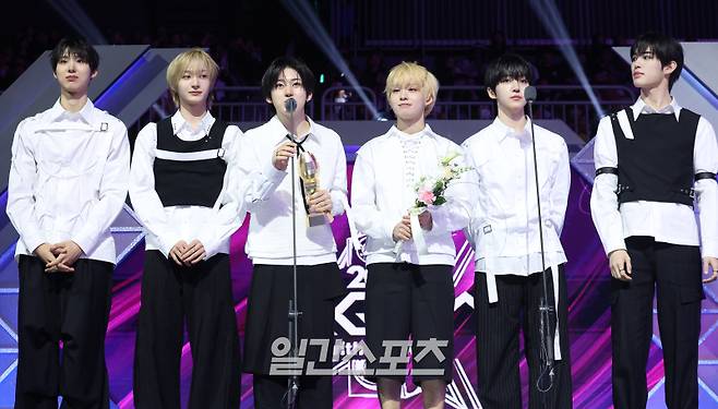 2025 코리아 그랜드 뮤직 어워즈 with iM뱅크’(2025 KGMA) 둘째날 뮤직데이가 15일 오후 인천 영종도 인스파이어 아레나에서 펼쳐졌다. IS라이징스타상을 수상한 그룹 킥플립이 소감을 말하고 있다. KGMA는 한 해 동안 국내외 팬들에게 많은 사랑을 받은 K팝 아티스트와 작품들을 조명해 차별화된 콘텐츠를 선보이는 K팝 축제다. 올해는 KGMA 조직위원회와 크리에이터링, 디오디가 공동 주관하며, 인천광역시와 인천관광공사가 후원한다. 타이틀 스폰서로는 iM뱅크가 함께하며, 협찬사로 피자에땅, 레이블 코퍼레이션, 할리스가 참여한다. 2025 KGMA는 KT ENA가 주관 방송사로 참여하며, 틱톡라이브를 통해 일본, 중국을 제외한 국내 및 글로벌에 생중계된다. 일본에서는 훌루 재팬을 통해 실시간으로 볼 수 있다. 영종도(인천)=KGMA특별취재단/2025.11.15/