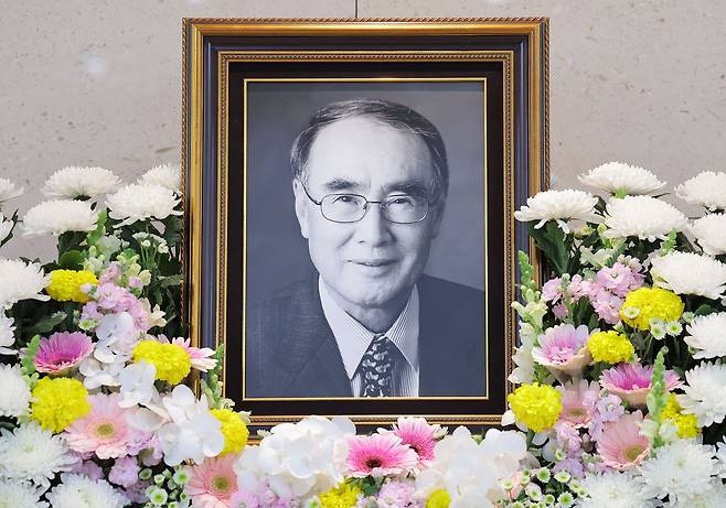 이홍구 전 국무총리(전 중앙일보 고문)의 영결식이 8일 서울아산병원 장례식장에서 엄수됐다. 사진은 지난 5일 별세한 고인의 빈소에 놓인 고인의 영정 사진. 연합뉴스
