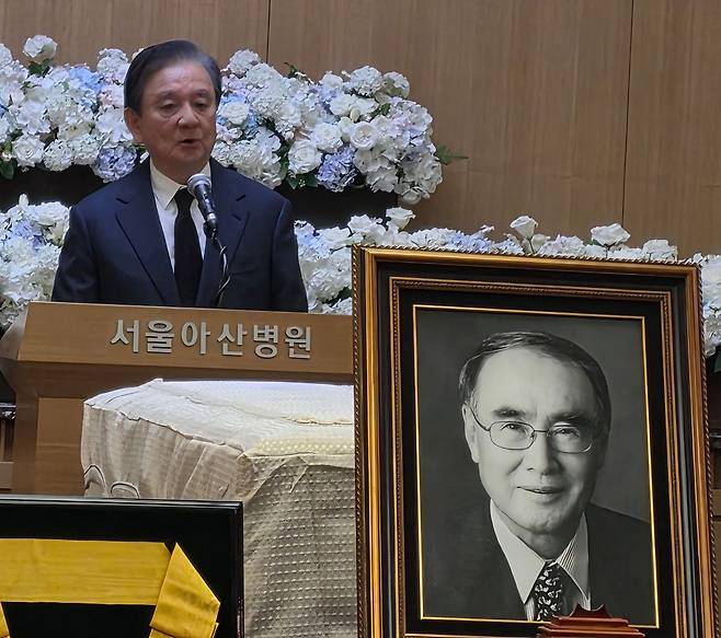 홍석현 중앙홀딩스 회장이 8일 서울아산병원 장례식장에서 엄수된 이홍구 전 국무총리(전 중앙일보 고문) 영결식에서 추도사를 낭독하고 있다. 중앙포토