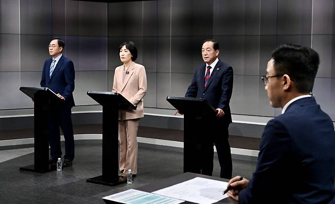 ▲ 강원도민일보와 G1방송이 공동 주관한 6·3 지방선거 속초시장 후보자 토론회가 6일 G1방송 스튜디오에서 열렸다. 김철수 더불어민주당 후보, 이병선 국민의힘 후보, 염하나 무소속 후보가 열띤 토론을 하고 있다. 방도겸 기자