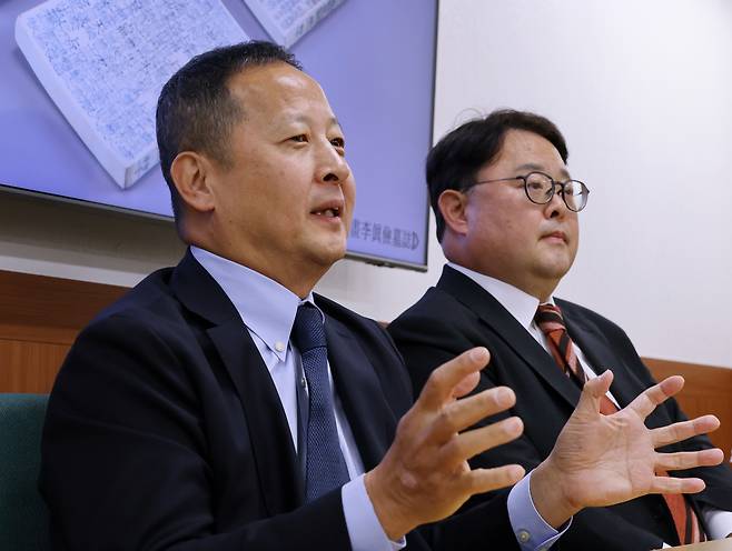 일본에 있는 조선 왕실 유물을 구입해 국외소재문화유산재단에 기증한 김강원씨(왼쪽)가 지난 7일 서울 종로구 국립고궁박물관에서 기자들과 만나 기증 과정을 설명하고 있다. 이번까지 네 차례 문화유산을 기증한 동생 김강원씨가 ‘순종예제예필현판’을 기증했고, 형 김창원씨도 뜻을 같이해 ‘백자청화이진검묘지’를 기증했다. 연합뉴스