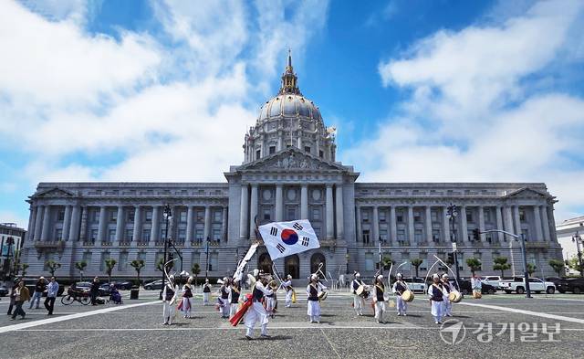 이천문화재단 문화사절단 ‘이천통신사’가 미국 샌프란시스코 시청 앞 광장에서 사물놀이와 풍물 연희를 선보이며 거리 버스킹 공연을 진행하고 있다. 김정오기자