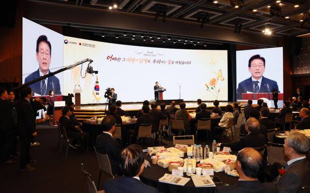 이재명 대통령이 8일 서울 중구 대한상공회의소에서 열린 어버이날 기념식에서 축사를 하고 있다. 연합뉴스