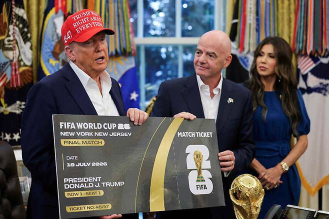 도널드 트럼프 미국 대통령(왼쪽)이 지난해 8월 23일 미국 백악관에서 잔니 인판티노 FIFA 회장으로부터 북중미월드컵 입장권을 선물받고 발언하고 있다. 로이터연합뉴스