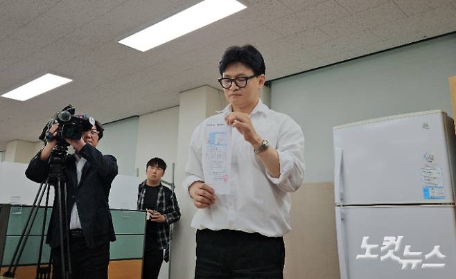 한동훈 국민의힘 전 대표가 4일 부산 북구선거관리위원회에 부산 북구갑 국회의원 보궐선거 예비후보로 등록한 뒤 접수증을 들고 있다. 김혜민 기자