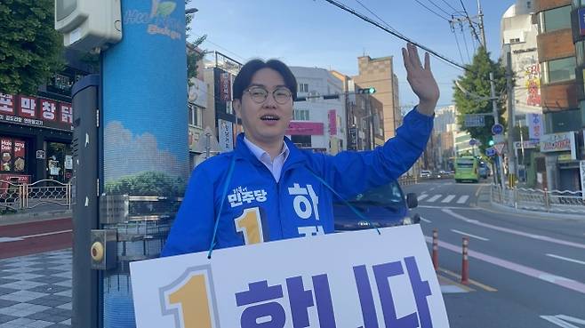 부산 북구갑 국회의원 보궐선거에 나선 하정우 더불어민주당 후보가 7일 부산 북구에서 시민들과 인사하고 있다. 하정우 후보 페이스북 캡처