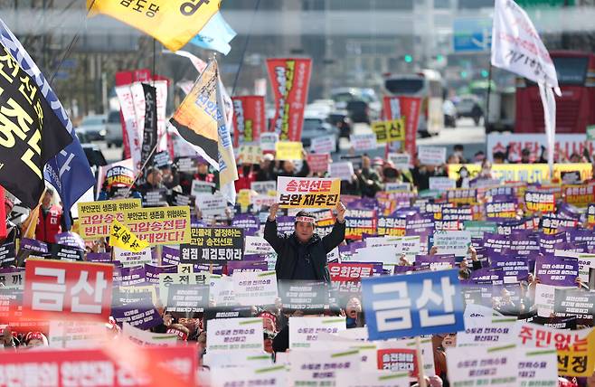 3월4일 광화문 동화면세점 앞에서 환경운동연합 주최로 열린 ‘용인 산단, 송전선로 전면 재검토와 사회적 대화기구 구성 촉구를 위한 전국행동 3.4 궐기대회’에서 참가자들이 구호를 외치고 있다. ⓒ연합뉴스
