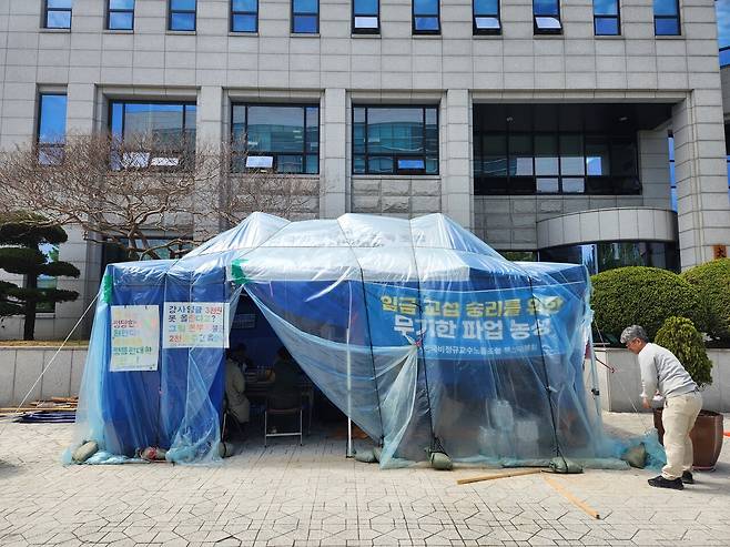 한국비정규교수노동조합 부산대분회 조합원들이 임금인상을 요구하며 100일 넘게 천막 농성을 이어가고 있다. ⓒ이주언 제공
