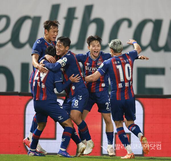 ■ 팀 오브 라운드 : 수원 더비 짜릿한 역전승 '수원FC'...사진은 수원더비에서 수원FC 선수들이 역전골을 성공시키고 기뻐하는 모습.(사진=김경수 기자/ 2026.5.3.)