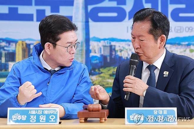 '강남4구 특위 신설 제안'에 답하는 민주당 정청래 대표 (서울=연합뉴스) 신현우 기자 = 더불어민주당 정청래 대표가 8일 서울 송파구 민주당 조재희 송파구청장 후보 선거사무소에서 열린 현장 최고위원회의에 참석, 정원오 서울시장 후보의 당내 가칭 강남4구특별위원회 설치 제안을 들은 뒤 답하고 있다. 2026.5.8 nowwego@yna.co.kr