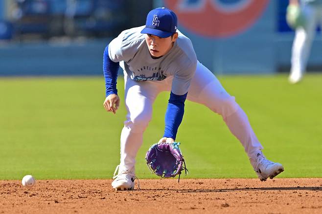 May 8, 2026; Los Angeles, California, USA; Los Angeles Dodgers shortstop Hyeseong Kim (6) warms up prior to the game against the Atlanta Braves at Dodger Stadium. Mandatory Credit: Jayne Kamin-Oncea-Imagn Images
<저작권자(c) 연합뉴스, 무단 전재-재배포, AI 학습 및 활용 금지>