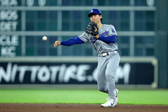 May 6, 2026; Houston, Texas, USA; Los Angeles Dodgers shortstop Hyeseong Kim (6) throws a fielded ball to first base for an out against the Houston Astros during the eighth inning at Daikin Park. Mandatory Credit: Erik Williams-Imagn Images
<저작권자(c) 연합뉴스, 무단 전재-재배포, AI 학습 및 활용 금지>