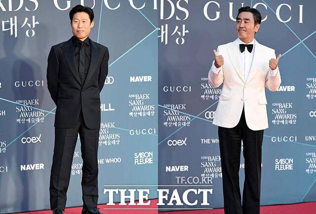 배우 유해진(왼쪽)과 류승룡이 제62회 백상예술대상에서 방송 부문과 영화 부문에서 각각 대상을 수상했다. 사진은 유해진과 류승룡이 서울 강남구 코엑스에서 진행된 제62회 백상예술대상 레드카펫에 참석해 포즈를 취하고 있는 모습이다./송호영 기자